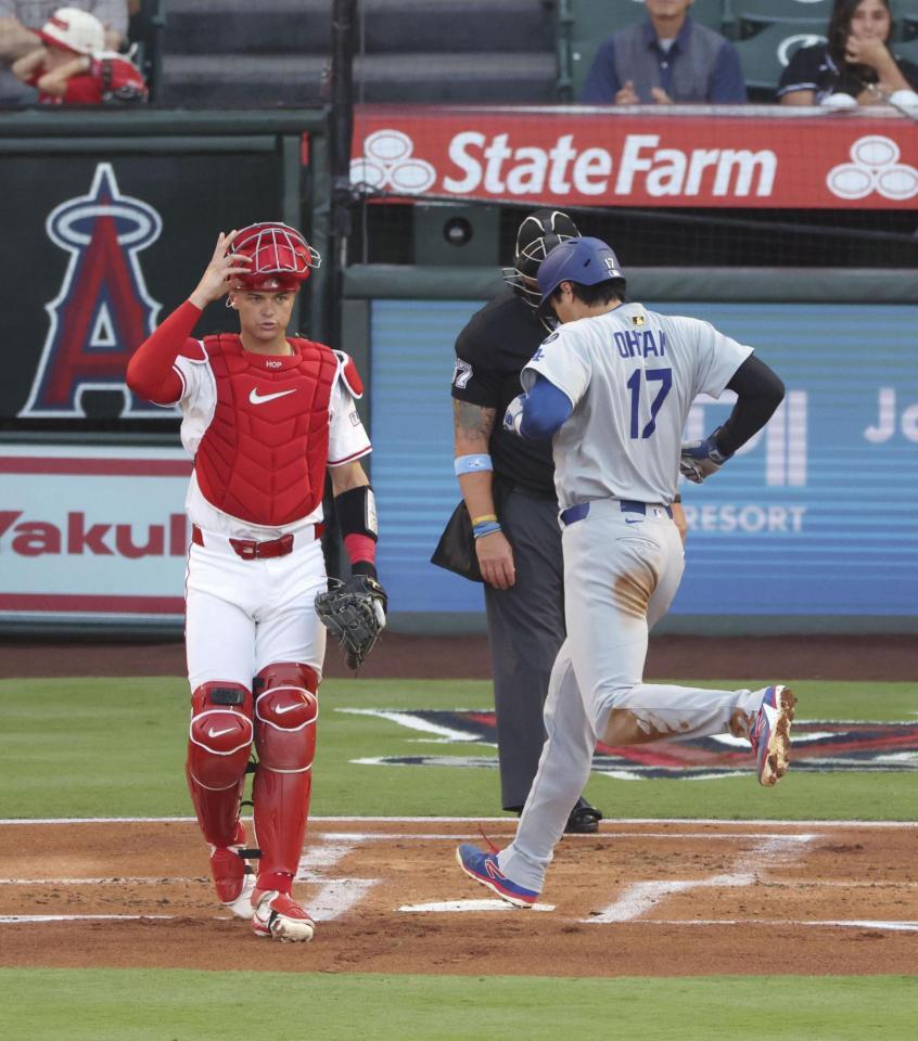 　エンゼルス戦の１回、後続の安打で先制のホームを踏むドジャース・大谷（１７）＝共同