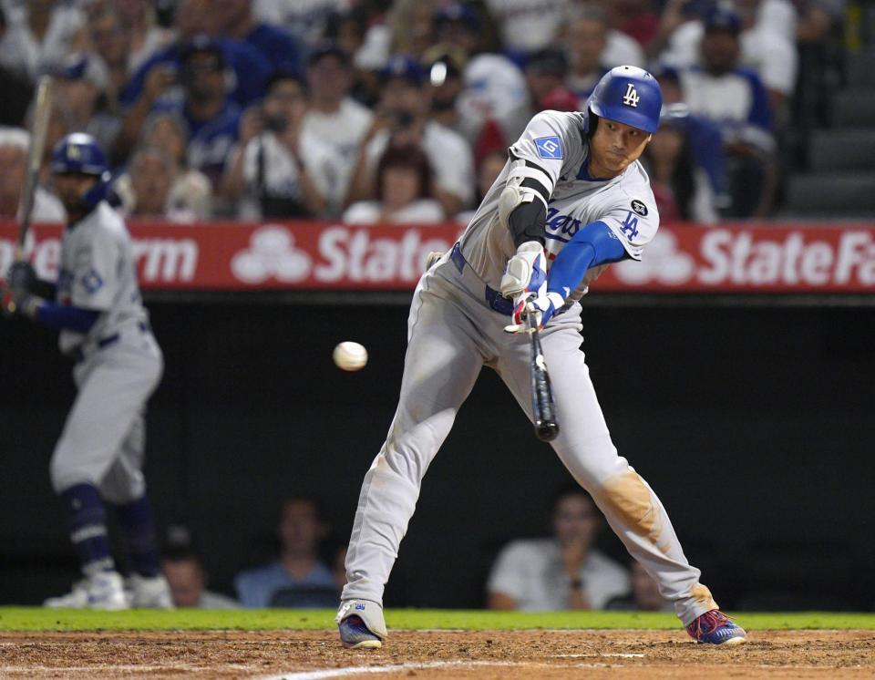 　エンゼルス戦の６回、遊直で三重殺に倒れるドジャース・大谷（共同）