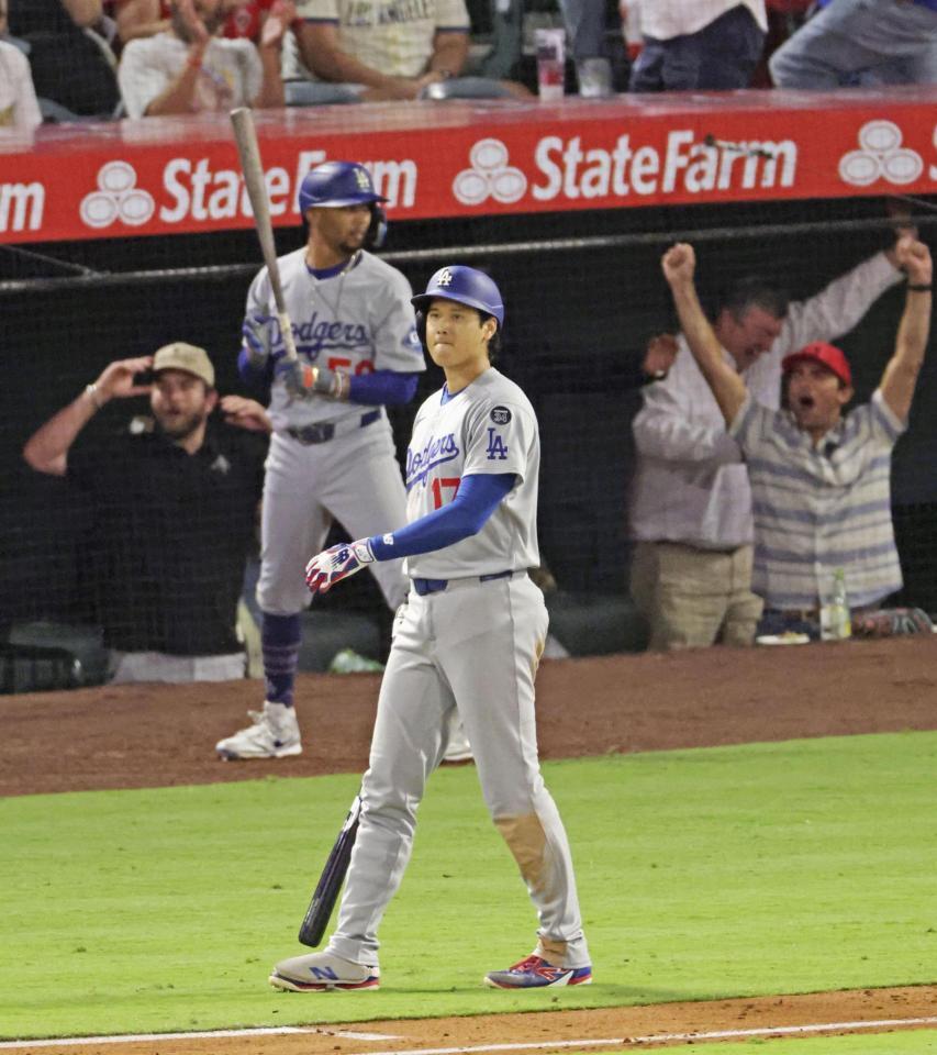 　エンゼルス戦の６回、遊直で三重殺に倒れたドジャース・大谷（手前）＝共同