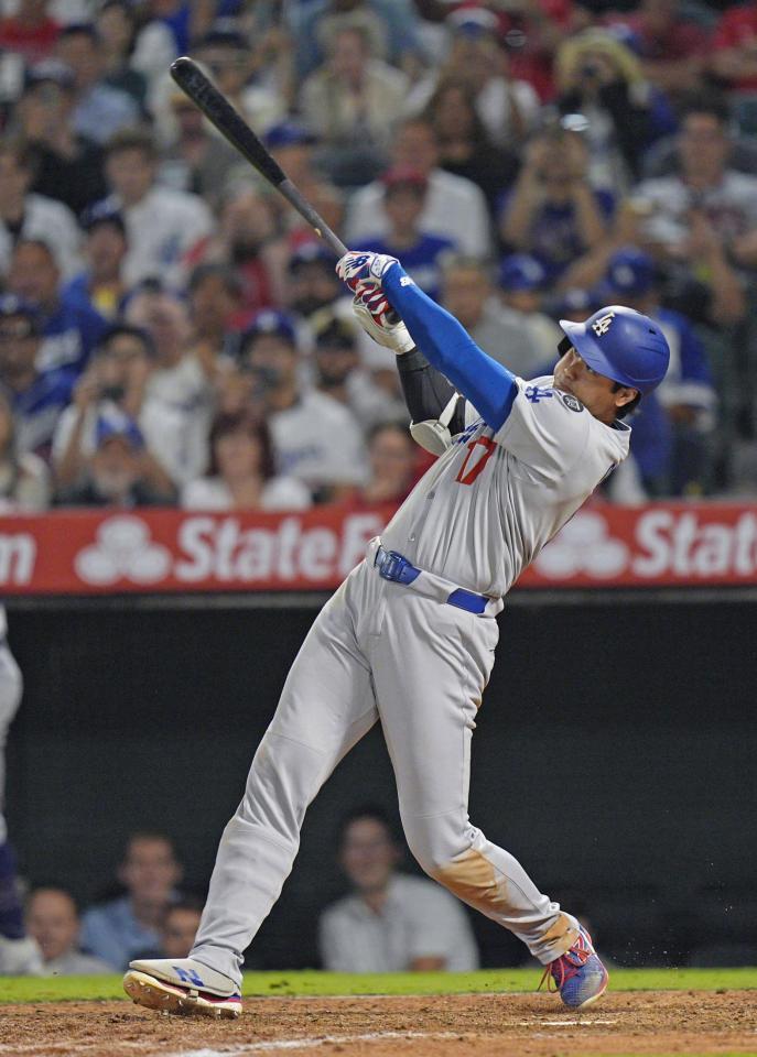 　エンゼルス戦の９回、４試合連続本塁打となる４３号ソロを放つドジャース・大谷（提供・共同通信社）