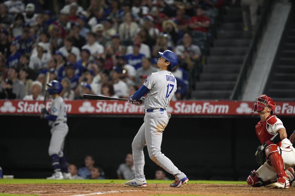 　エンゼルス戦の９回、４試合連続本塁打となる43号ソロを放つドジャース・大谷（共同）