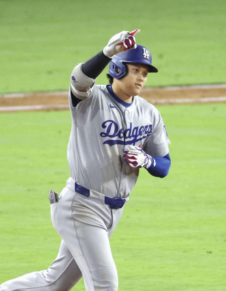　エンゼルス戦の９回、４試合連続本塁打となる43号ソロを放ち、塁を回るドジャース・大谷（共同）