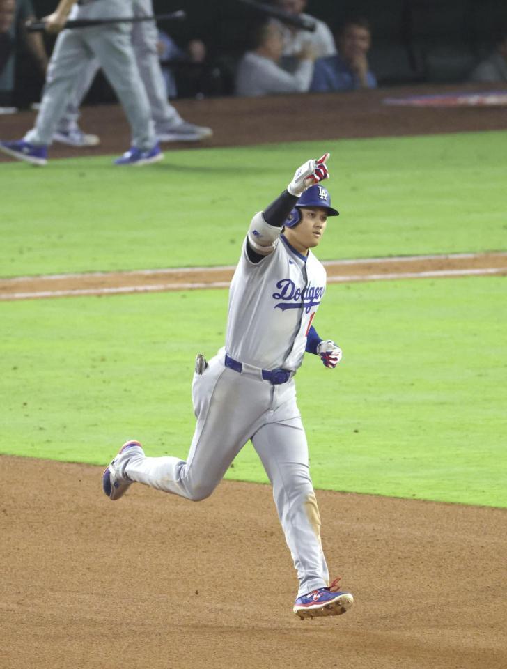 　エンゼルス戦の９回、４試合連続本塁打となる43号ソロを放ち、塁を回るドジャース・大谷（共同）