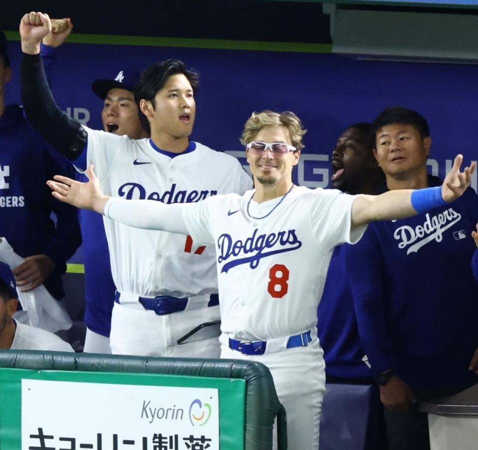 　ドジャース・大谷翔平（左）とキケ・ヘルナンデス＝２０２５年３月