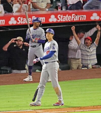 　６回、遊直で三重殺に倒れた大谷（手前）（共同）