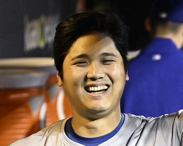 大谷翔平にまさかのイタズラｗネトが体を張って二塁帰塁を阻止→大谷が妨害アピールの珍シーン