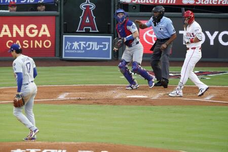 　エンゼルス戦の１回、トラウトを見逃し三振に仕留めたドジャース・大谷（共同）