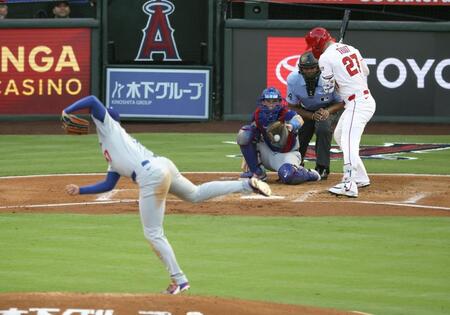 　エンゼルス戦の１回、トラウトを見逃し三振に仕留めたドジャース・大谷（共同）