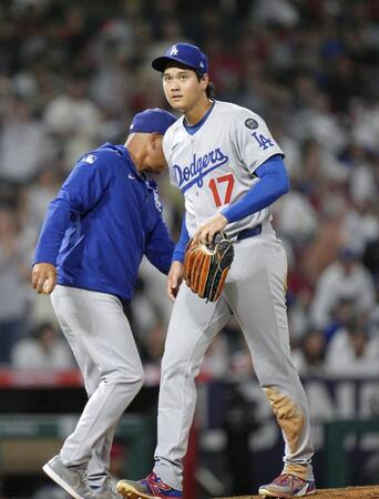　エンゼルス戦の５回途中、降板するドジャース・大谷。左はロバーツ監督（共同）