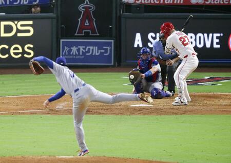　エンゼルス戦の４回、トラウトを見逃し三振に仕留めたドジャース・大谷（共同）