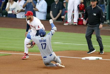 　エンゼルス戦の１回、三塁打を放ち滑り込むドジャース・大谷＝アナハイム（共同）