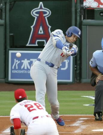 　エンゼルス戦の１回、三塁打を放つドジャース・大谷＝アナハイム（共同）