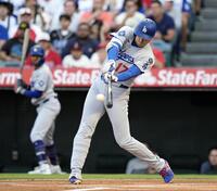 　エンゼルス戦の１回、三塁打を放つドジャース・大谷（共同）