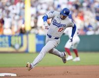 　エンゼルス戦の１回、三塁打を放ち二塁を回るドジャース・大谷（共同）
