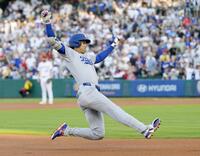 　エンゼルス戦の１回、三塁打を放ち滑り込むドジャース・大谷（共同）