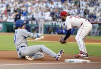 　エンゼルス戦の１回、三塁打を放ち滑り込むドジャース・大谷（共同）