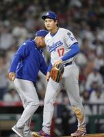 　エンゼルス戦の５回途中、降板するドジャース・大谷。左はロバーツ監督（共同）