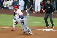 　エンゼルス戦の１回、三塁打を放ち滑り込むドジャース・大谷＝アナハイム（共同）