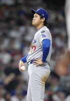 　エンゼルス戦の５回途中、降板するドジャース・大谷（共同）