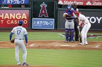 　１回、ドジャース・大谷との対決で、打席に入る際に笑顔を見せるエンゼルスのトラウト（共同）