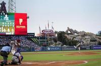 　１回、トラウトと対戦するドジャース・大谷（共同）