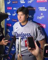 　試合後、取材に応じるドジャース・大谷（共同）
