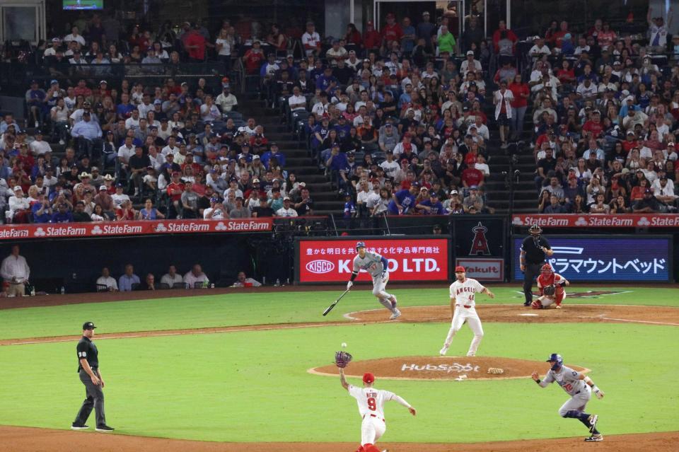 　大谷が放ったライナーは遊撃手（９）に捕球され、走者２人が次々とアウトになって三重殺となった（共同）
