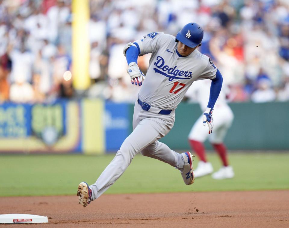 　エンゼルス戦の１回、三塁打を放ち二塁を回るドジャース・大谷（共同）