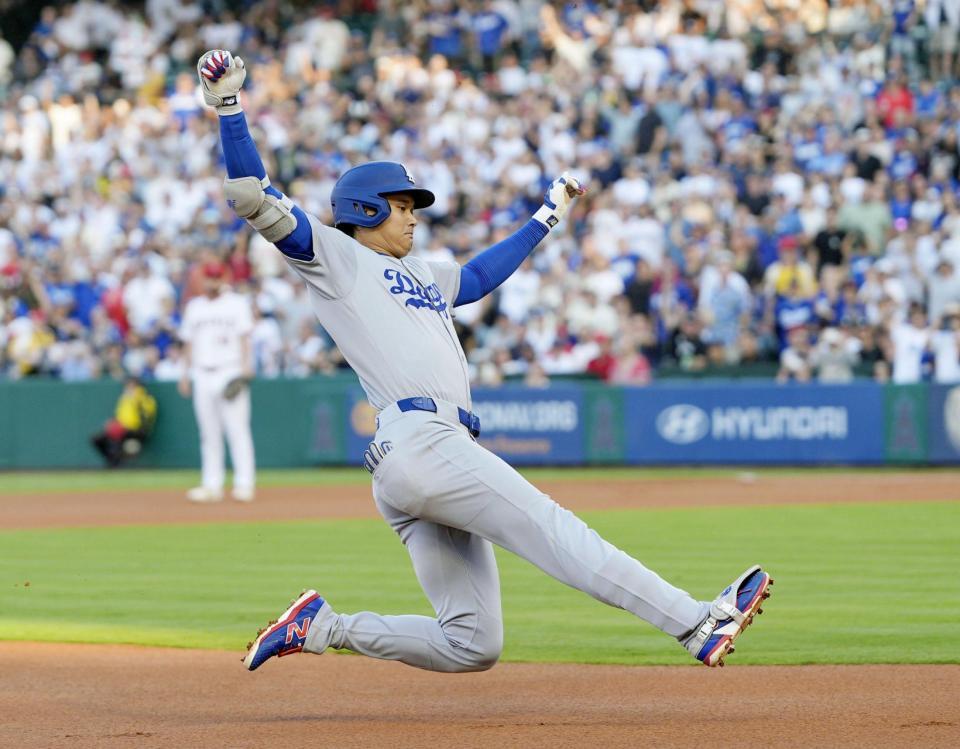 　エンゼルス戦の１回、三塁打を放ち滑り込むドジャース・大谷（共同）