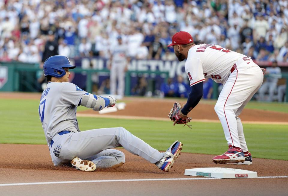 　エンゼルス戦の１回、三塁打を放ち滑り込むドジャース・大谷（共同）