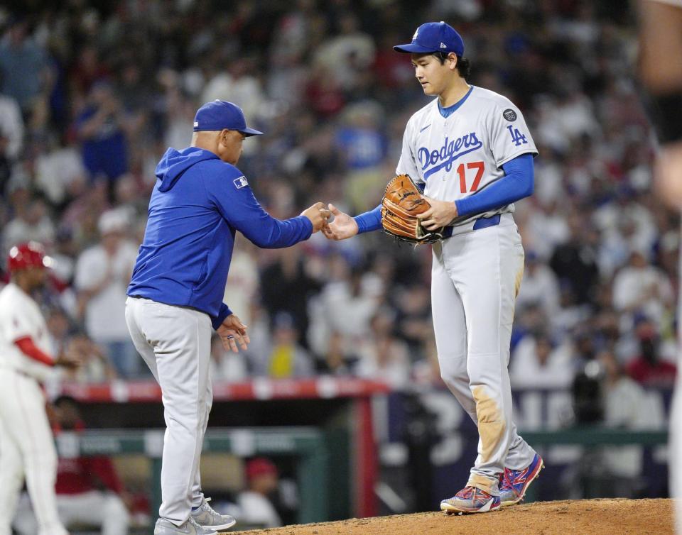 　エンゼルス戦の５回途中、降板するドジャース・大谷。左はロバーツ監督（共同）