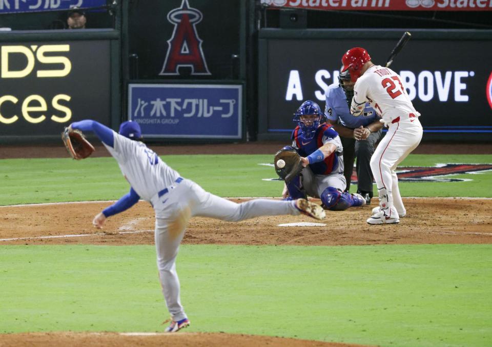 　エンゼルス戦の４回、トラウトを見逃し三振に仕留めたドジャース・大谷（共同）