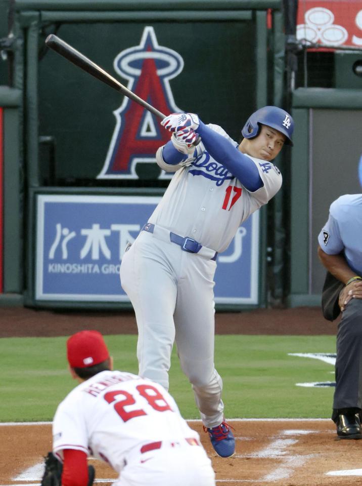 　エンゼルス戦の１回、三塁打を放つドジャース・大谷＝アナハイム（共同）