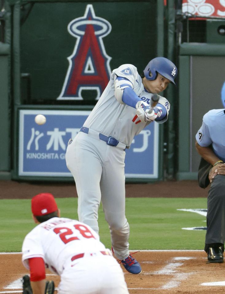 　エンゼルス戦の１回、三塁打を放つドジャース・大谷＝アナハイム（共同）