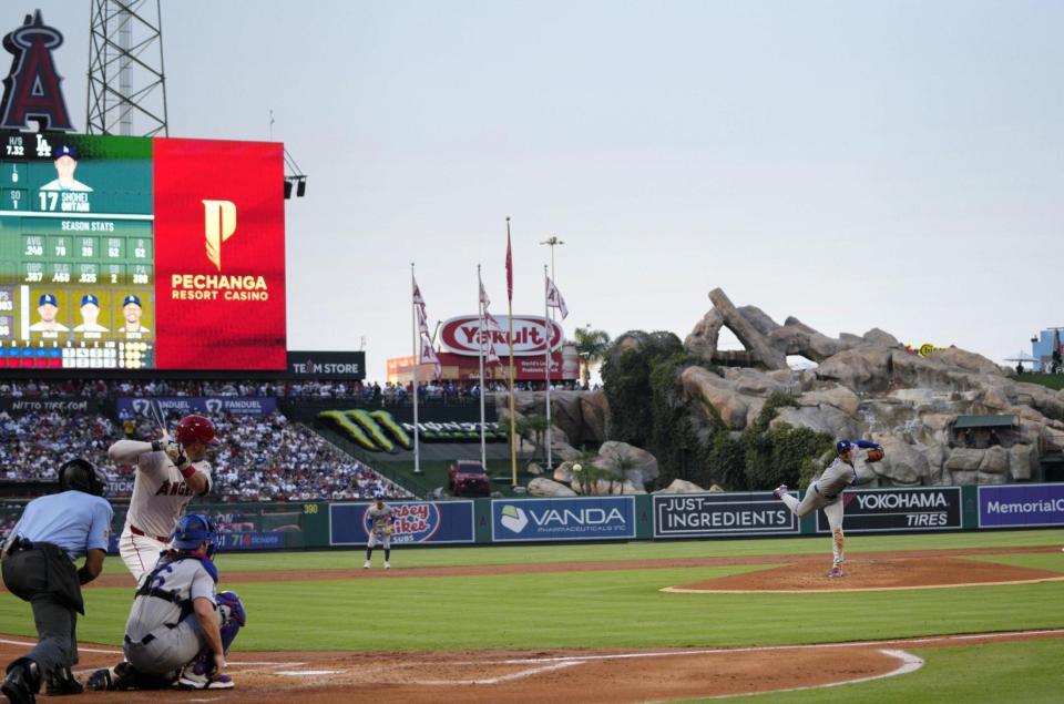 　１回、トラウトと対戦するドジャース・大谷（共同）