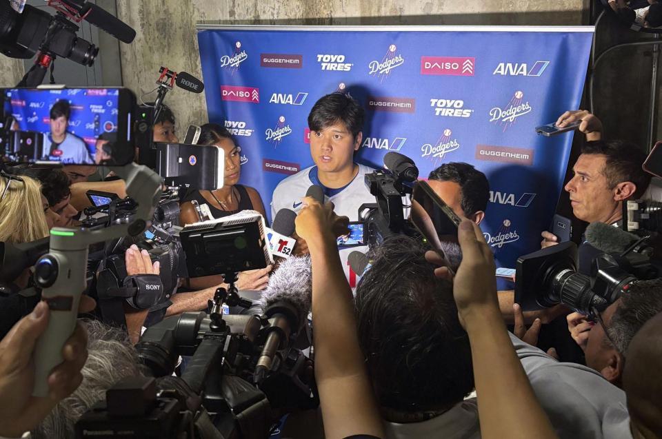 　試合後、取材に応じるドジャース・大谷（共同）