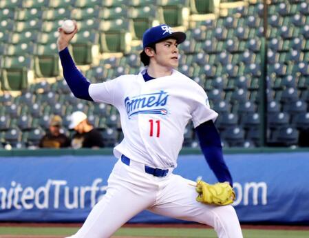 　初のリハビリ登板し、投球する佐々木（共同）