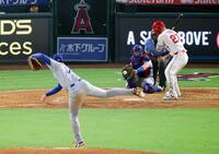 　４回、トラウトを見逃し三振に仕留めた大谷（共同）