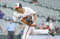 　先発し、雨の中、力投する菅野（共同）