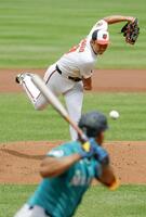 　先発し、５回１／３を３安打１失点で１０勝目を挙げた菅野（共同）