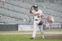 　６回途中、降雨により試合が中断し、ベンチに戻る菅野（共同）