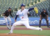 　初のリハビリ登板し、投球する佐々木（共同）