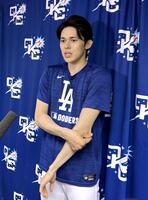 　初のリハビリ登板後、取材に応じる佐々木（共同）