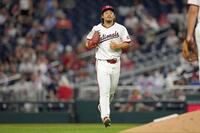 　７回途中、マウンドに向かう小笠原（ゲッティ＝共同）