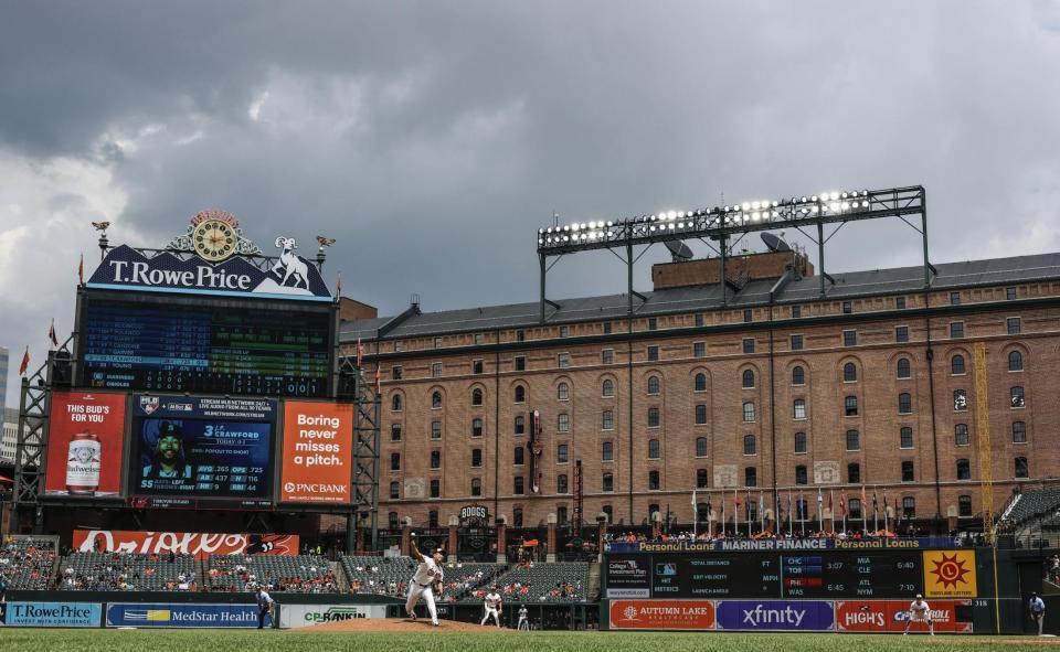 　先発した菅野。５回１／３を３安打１失点で１０勝目を挙げた（共同）