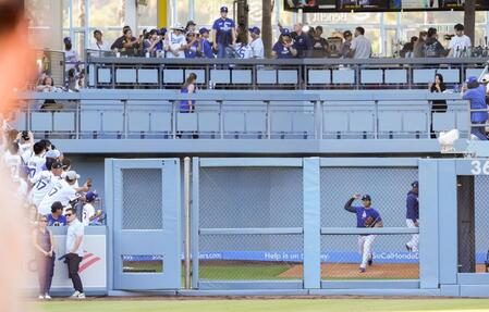 　シャドーピッチングする大谷と見つめるファン（共同）