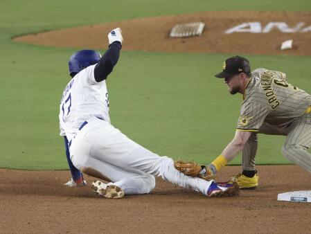 　３回、二盗に失敗する大谷（共同）