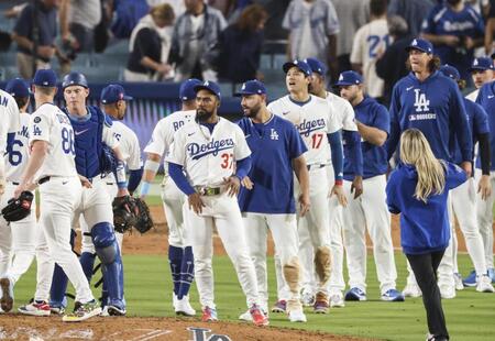 　パドレスに勝利し、チームメートを迎える大谷（１７）＝共同