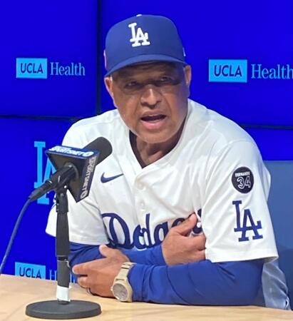 　試合後、会見するロバーツ監督（撮影・小林信行）