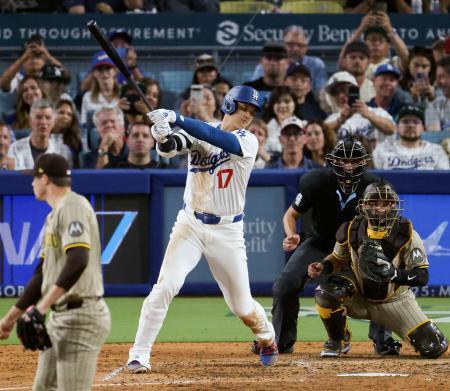 　パドレス戦の８回、空振り三振に倒れたドジャース・大谷。無安打に終わり、連続試合安打が１２で途切れた＝ロサンゼルス（共同）